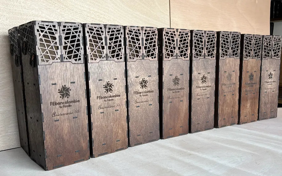 muchas cajas para cliente corporativo para botella en madera