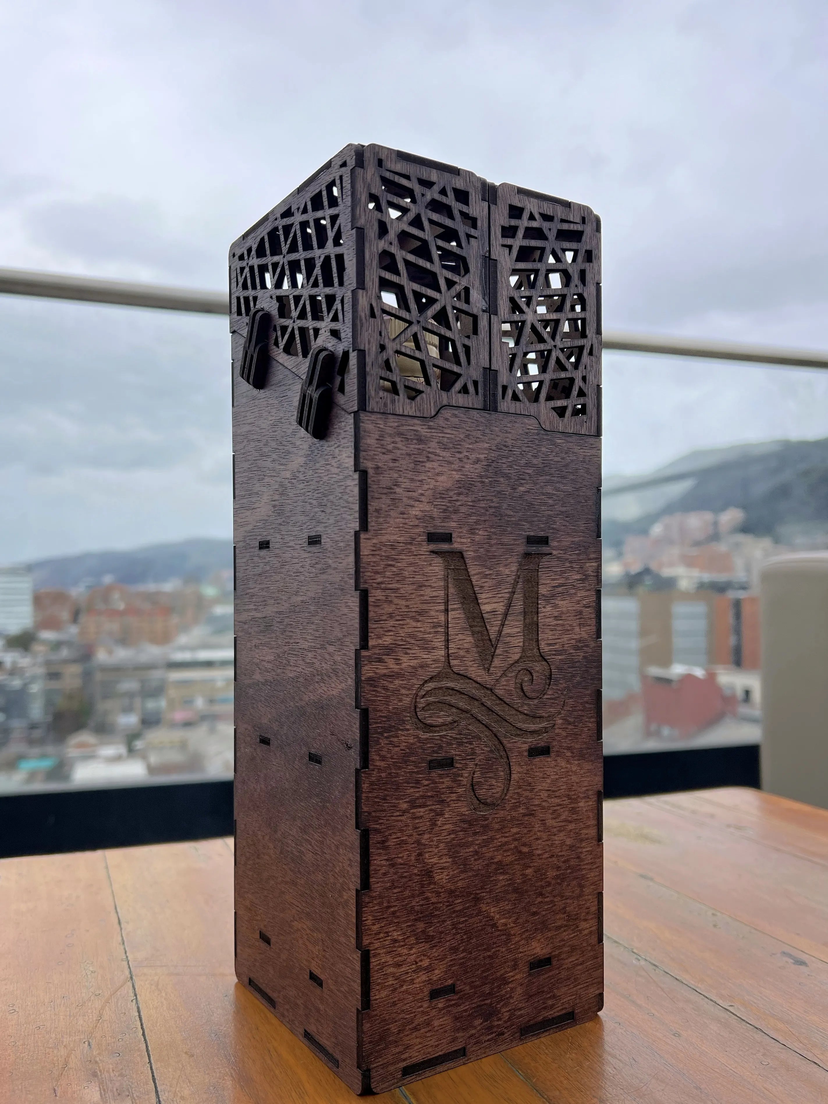 caja para empacar botella de regalo marcada 