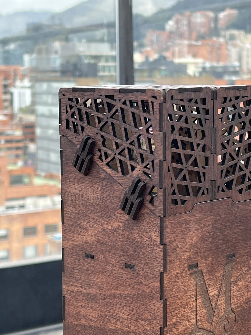 detalle de tapa de caja para botella en madera