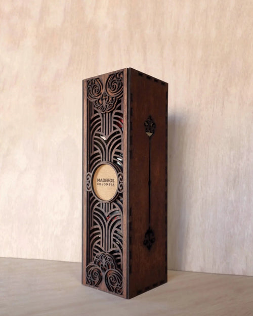 Caja en madera premium con tapa marcada en madera
