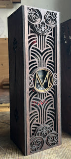 caja para regalo de botella marcada con M