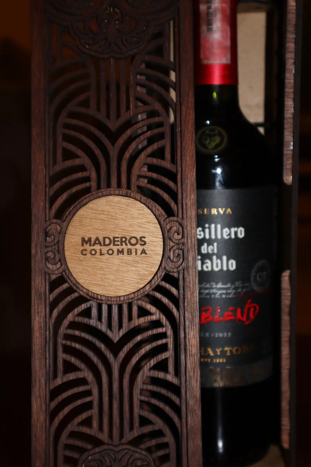 enfoque al detalle de grabado en logo de empaque para vino
