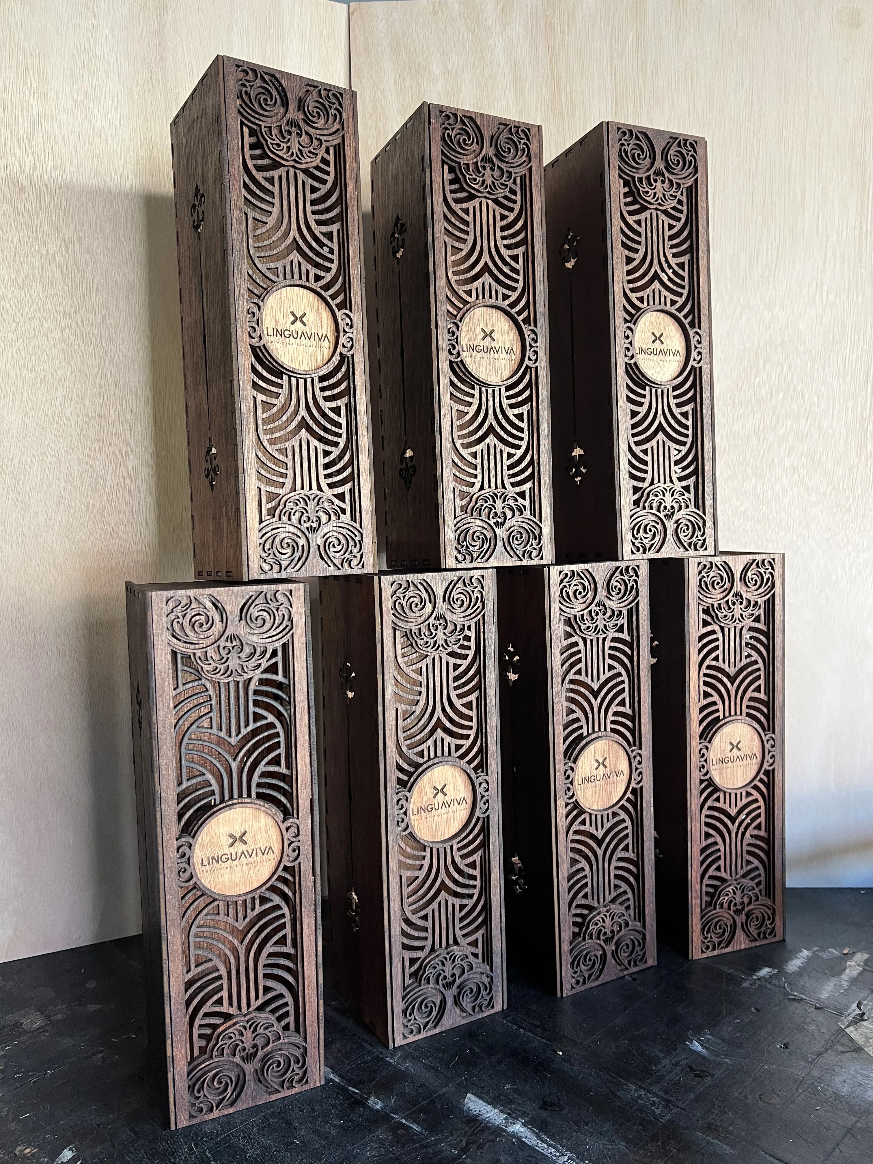 cajas en fila una sobre otra para botella de vino