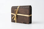 Caja en madera oscura para regalo con moño dorado