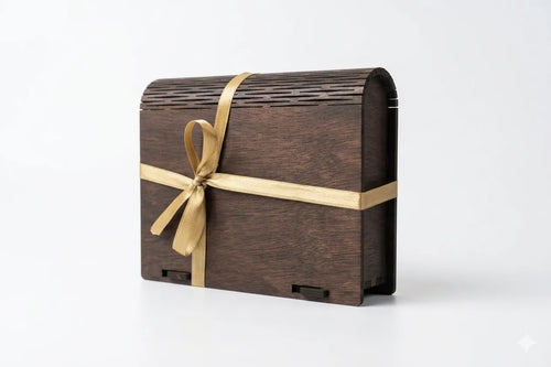 Caja en madera oscura para regalo con moño dorado