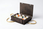 Caja en madera para regalo de chocolates abierta en oscuro 