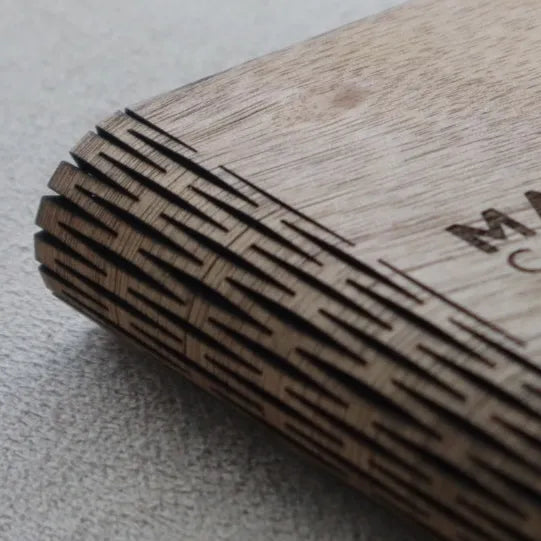 detalle de cierre de caja en madera para regalo