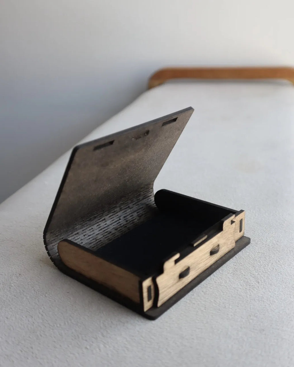 caja en madera ara regalo abierta
