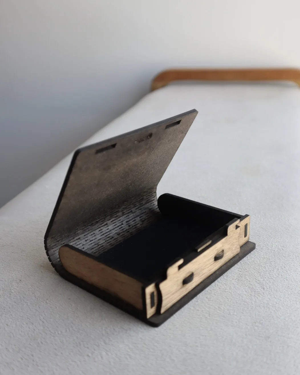 caja en madera ara regalo abierta
