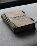 caja en madera tipo libro para regalo marcada