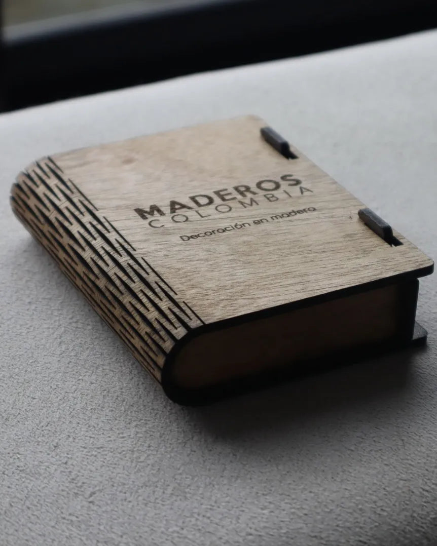 caja en madera tipo libro para regalo marcada