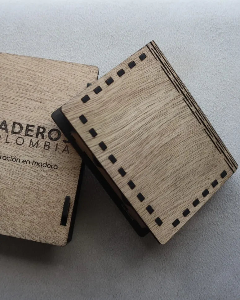 caja por detras en madera