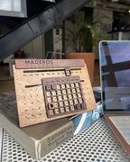 calendario perpetuo en madera  sobre una mesa

