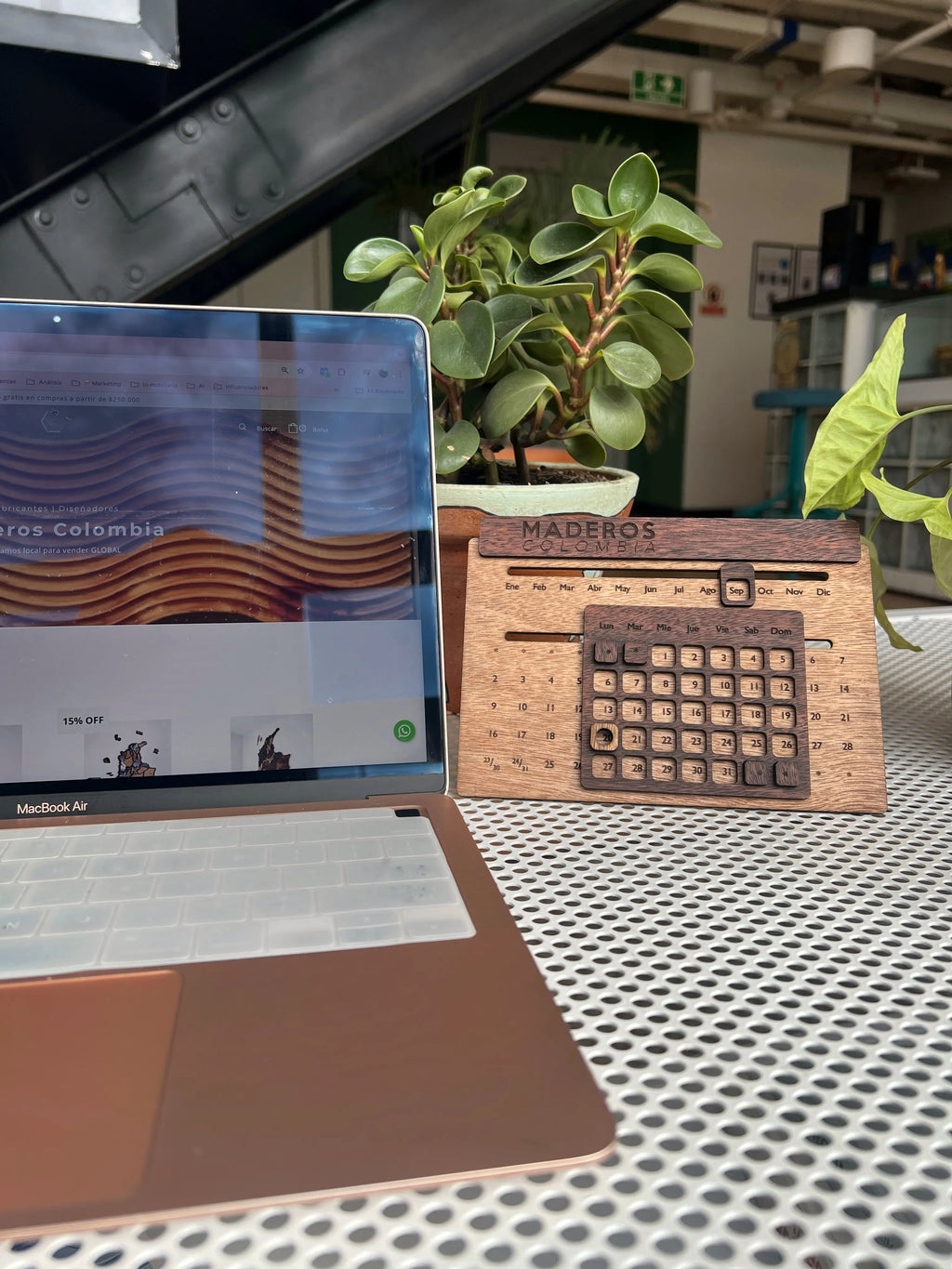 calendario infinito al lado de un computador protatil con logo de empresa marcado

