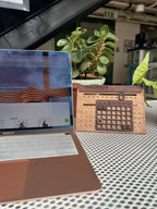 calendario infinito al lado de un computador protatil con logo de empresa marcado
