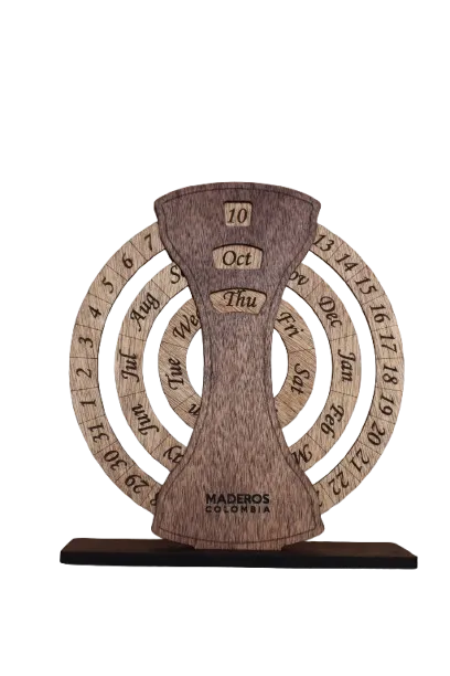 calendario infinito redondo en madera con fondo blanco y grabado de logo personalizado