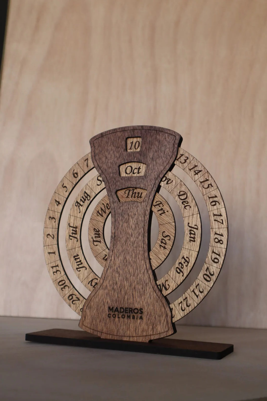 calendario en madera infinito sobre mesa en madera