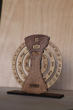calendario en madera infinito sobre mesa en madera