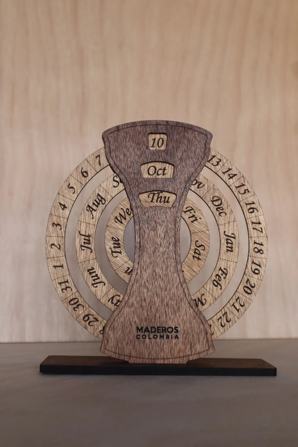 foto de frente de calendario infinito perpetuo en madera