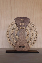foto de frente de calendario infinito perpetuo en madera