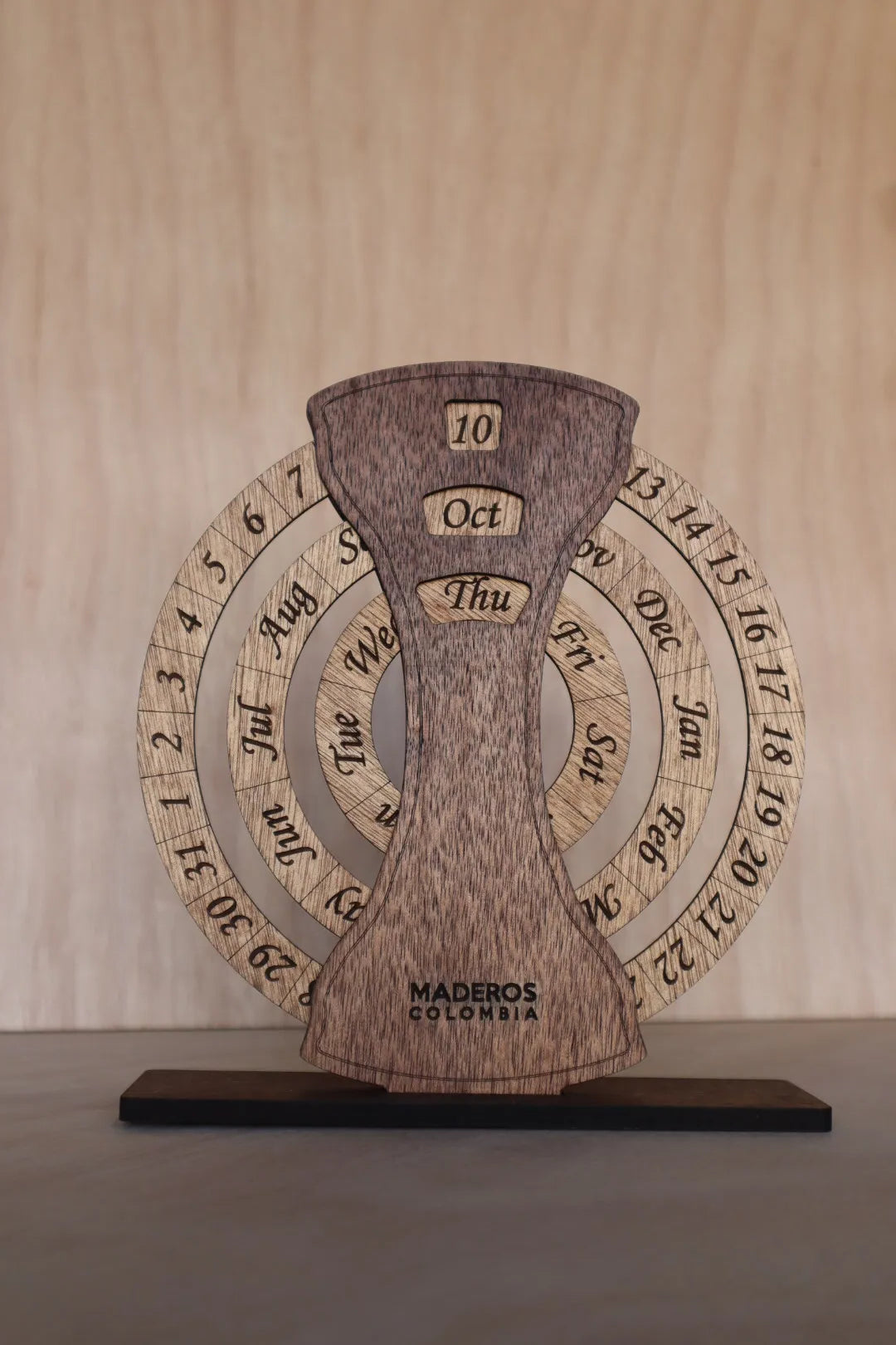 foto de frente de calendario infinito perpetuo en madera