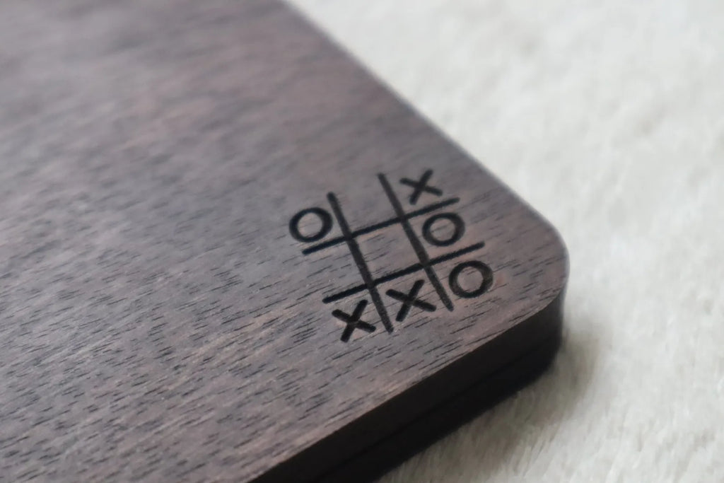 grabado del juego de triqui sobre la madera