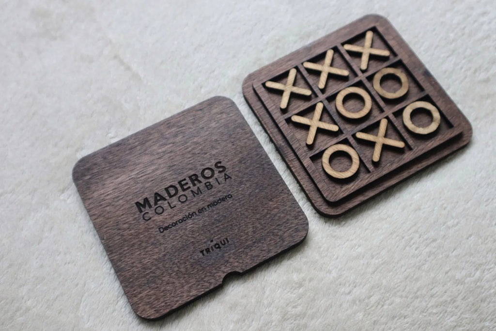 juego de triqui abierto con tapa y fichas en madera