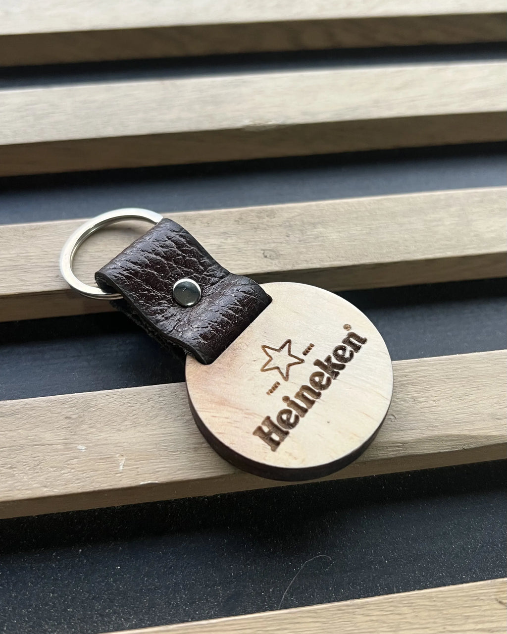 Llavero grabado soobre madera para empresa con madera y cuero