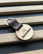 Llavero grabado soobre madera para empresa con madera y cuero