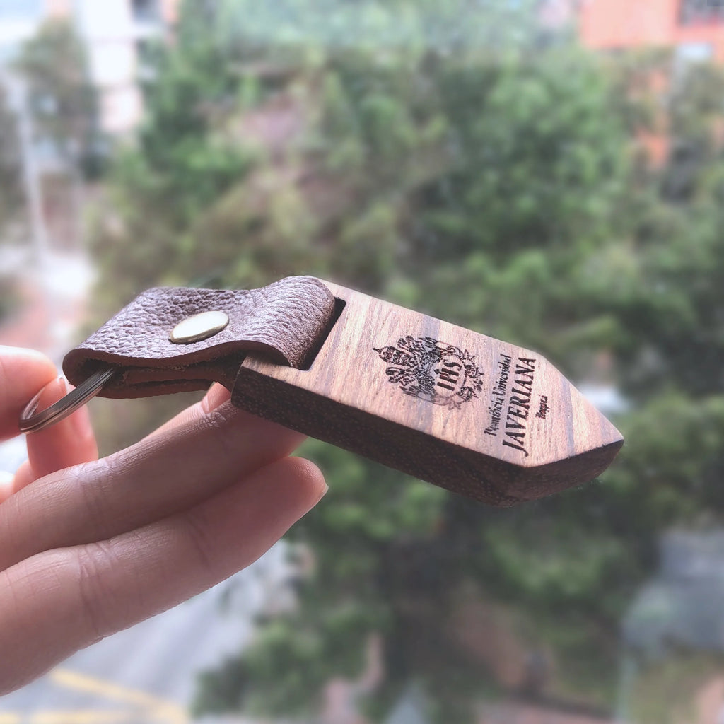 llavero de la universidad javeriana en madera regalo corporativo