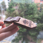 llavero de la universidad javeriana en madera regalo corporativo