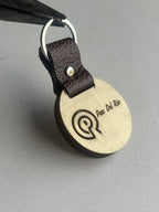 llavero redondo en madera grabado con logo