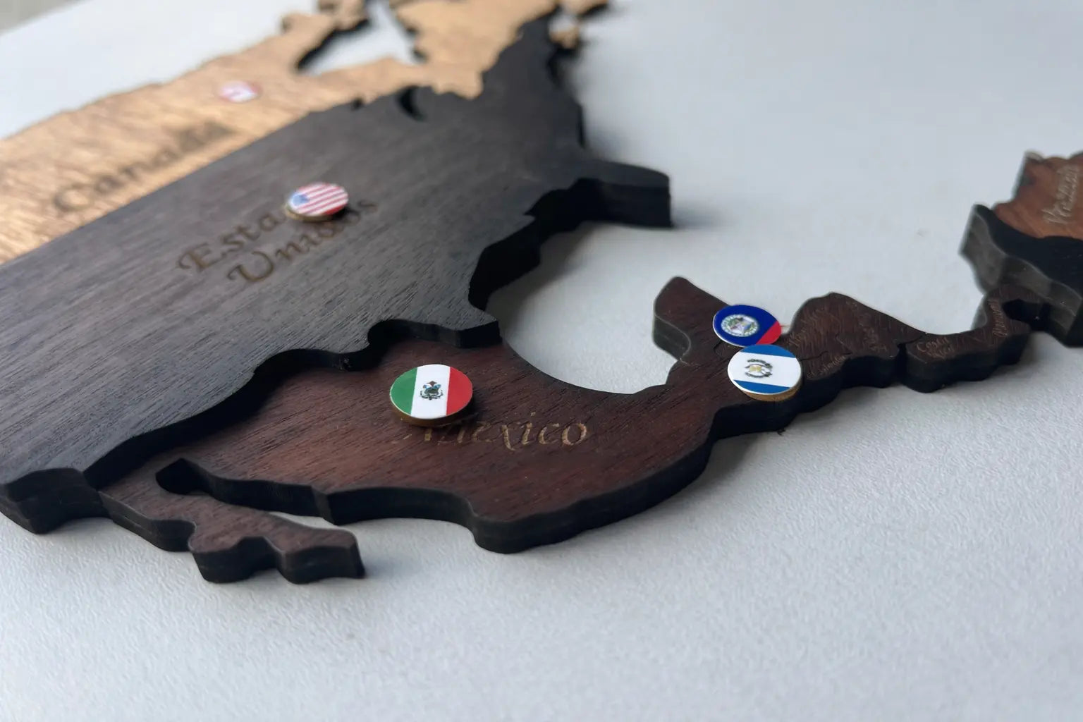 Mapa del mundo con relieve en madera