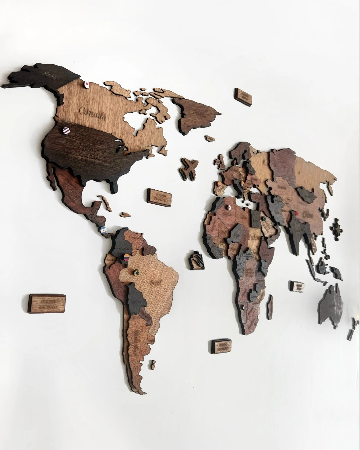 Mapa del mundo en madera con banderas de los paises