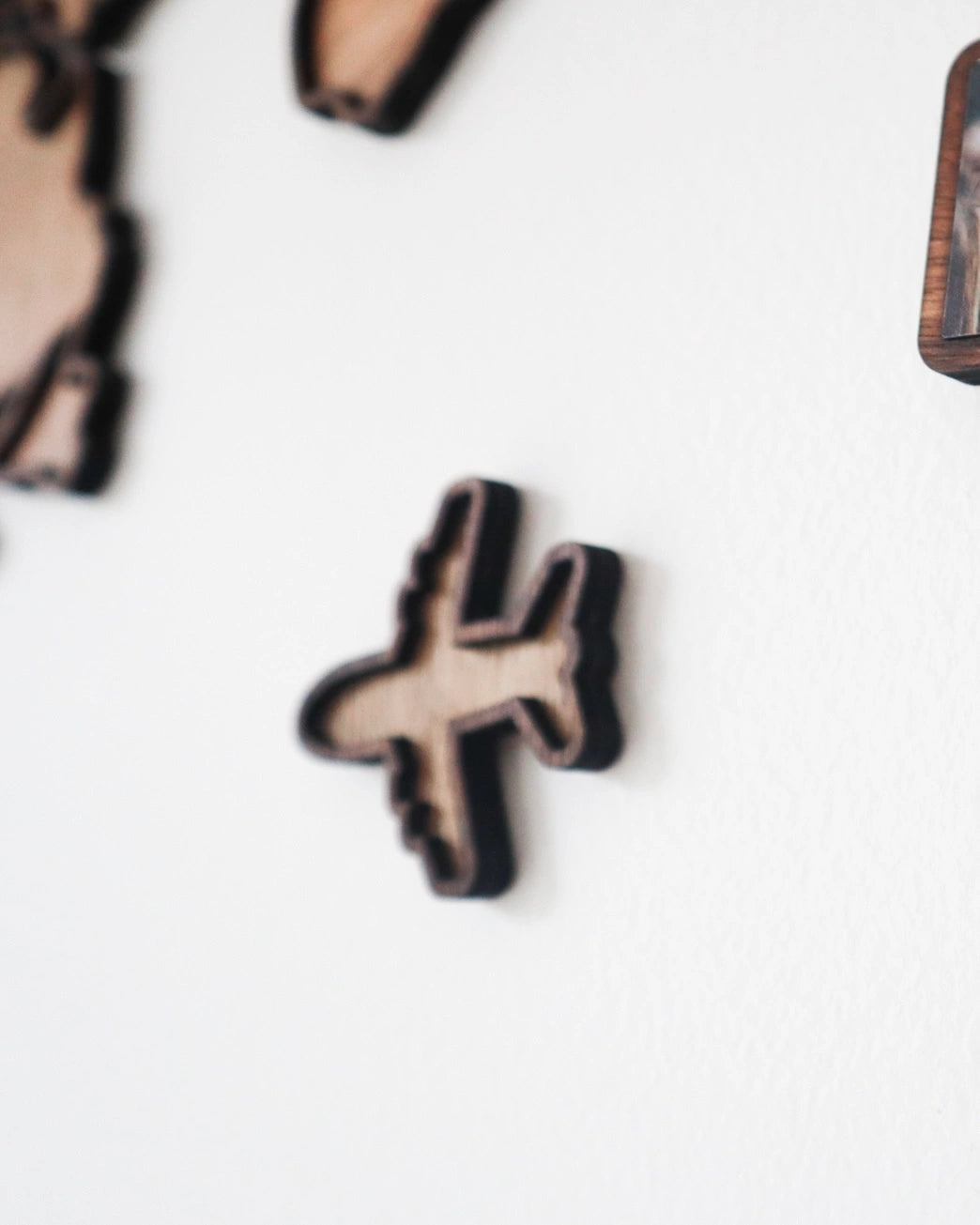 Detalle del accesorio de mapa en madera, avion en madera
