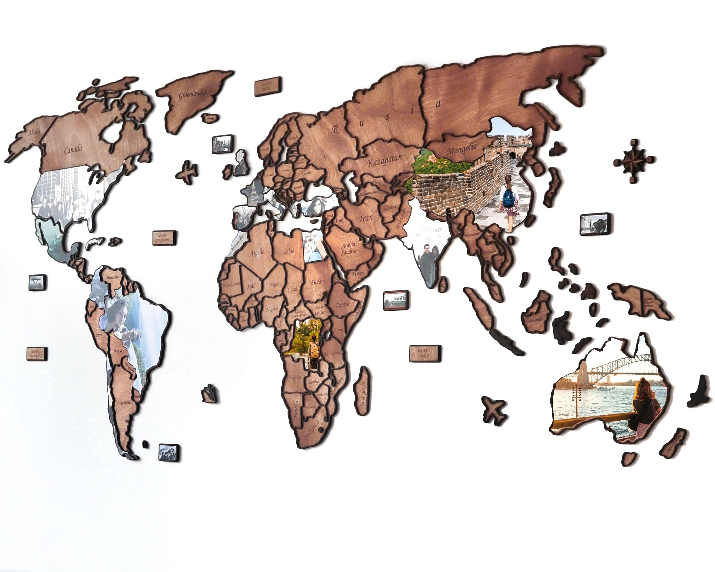 Mapamundi de fotos viajeras en madera pegado en la pared donde se ven las fotos personalizadas en cada pais
