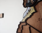 foto de marruecos con la forma del pais en mapamundi en madera
