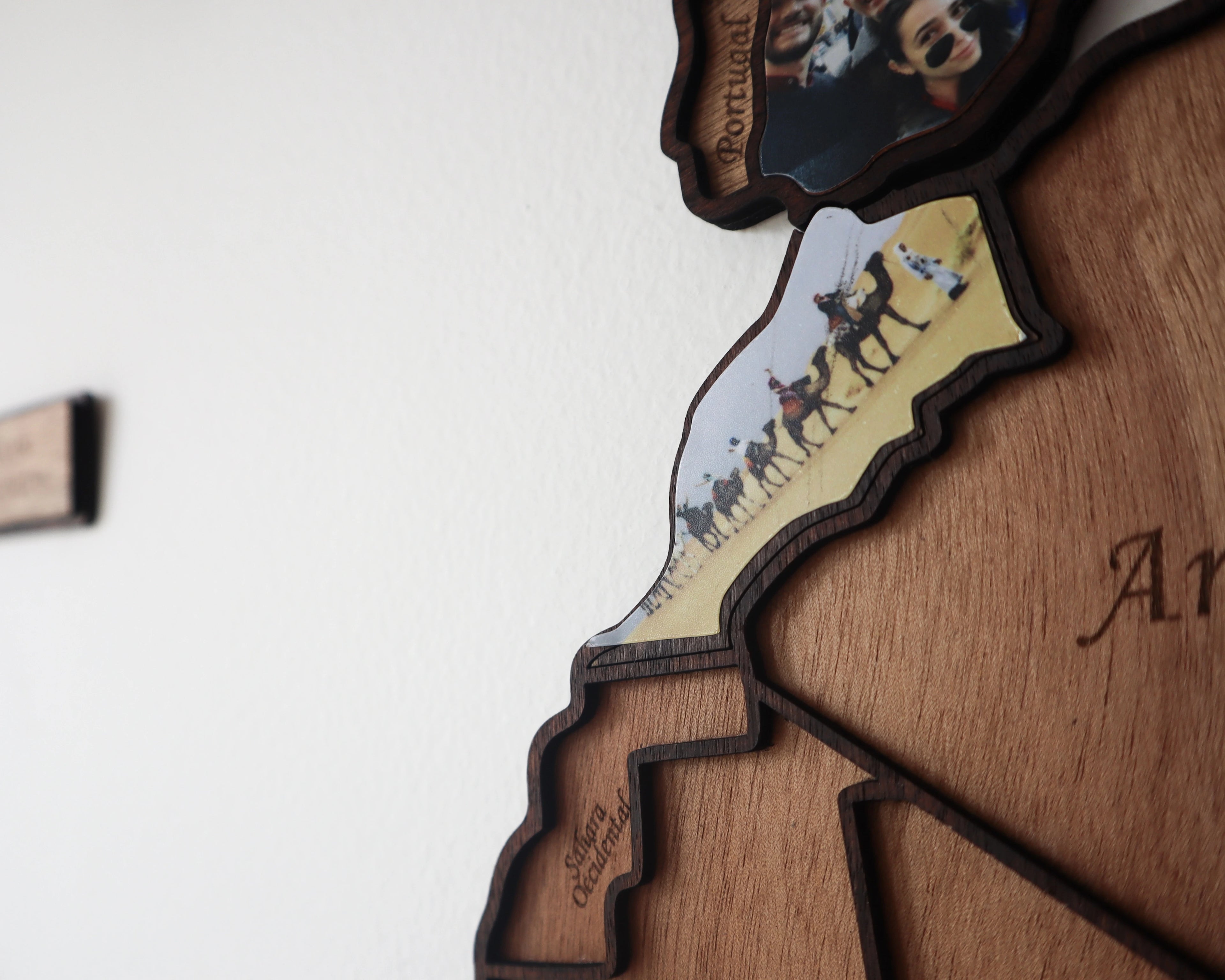 foto de marruecos con la forma del pais en mapamundi en madera